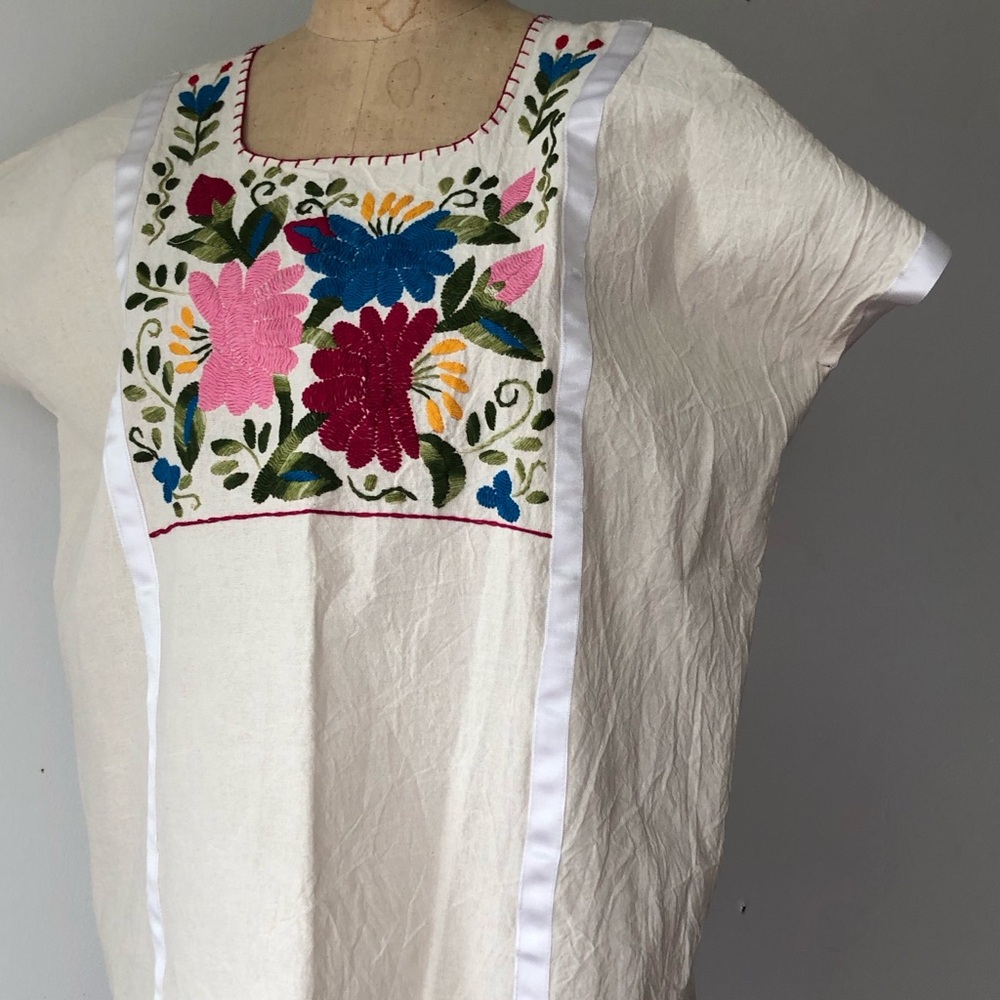 Embroidered linen blusa authentic Mexican brand new